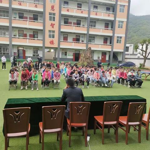 安全教育进校园，春风化雨润心田 ——户家塬镇九湾小学开展安全教育讲座