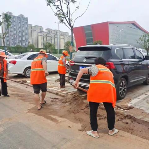 西城区：暴雨过后快速清淤  保障道路整洁顺畅