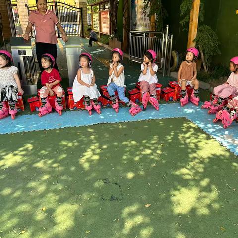 九府新城幼儿园中二班轮滑小健将，即刻出发💪💪💪