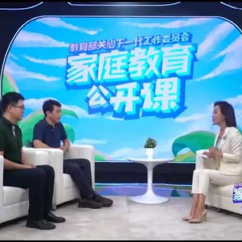 八年二十八班组织家长学习《如何培养孩子的创新思维品质》公益讲座