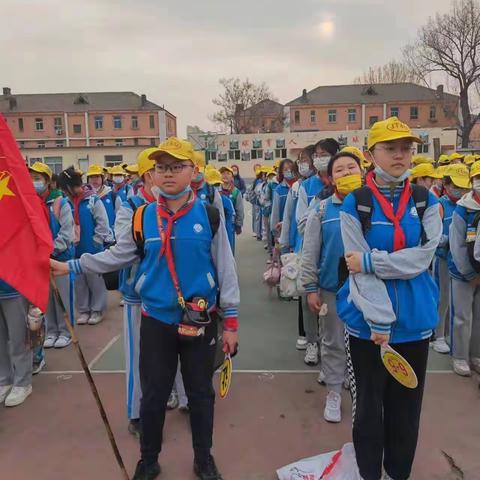 太原市尖草坪区第二实验小学六年五班师生赴牛驼寨清明祭扫活动