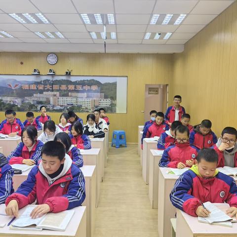 在对比中体会词人情怀——《核心素养下的初中语文古诗词情景创设与运用研究》专题研训活动