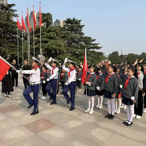 铭记先烈遗志 赓续红色血脉——大学路第二小学开展清明节祭奠英烈实践教育活动