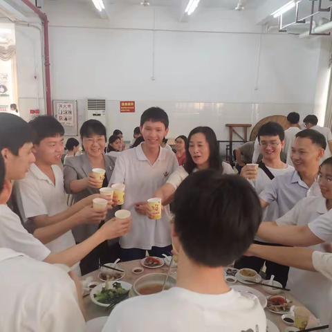 共话芸窗为学事，聚此欢谈向未来