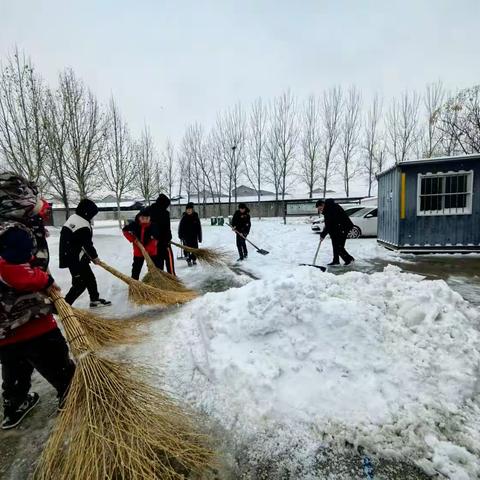 初雪满校园，扫雪护安全