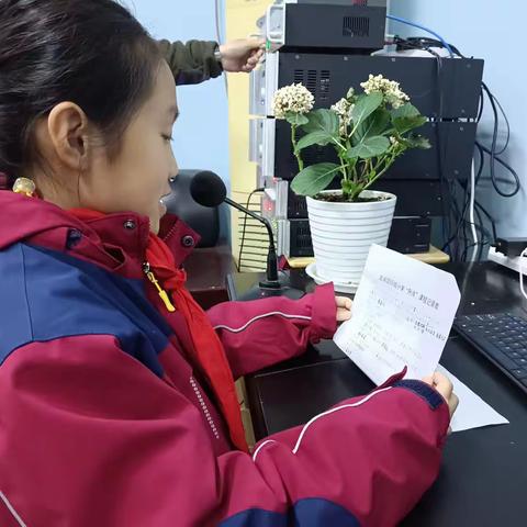 “花褪雨，絮沾泥，清明雨上深缅怀”－新郑市龙湖国际城小学升旗仪式