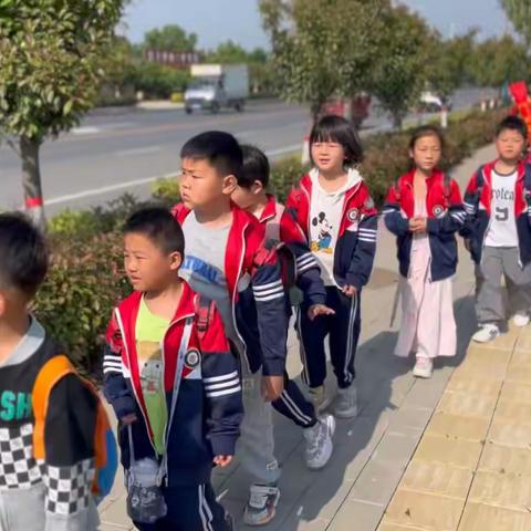 消防零距离 安全伴我行——红太阳幼儿园组织幼儿社会实践参观消防大队