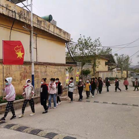 缅怀先烈，不忘初心—凫城镇马头小学少先队清明节为革命烈士扫墓的主题活动