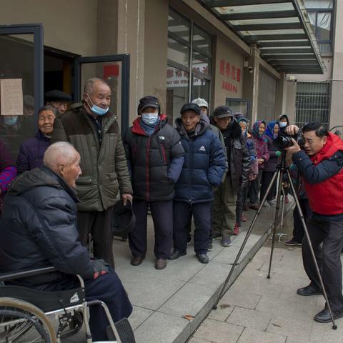 “银发生辉 志愿服务”——昆山市老干部摄协会员义务为张浦镇新塘村80岁以上老人拍摄纪念照