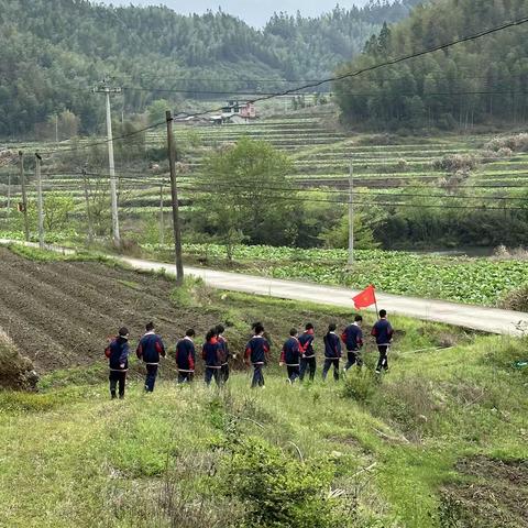 “润雨清明，缅怀先烈”—建宁县溪源中心小学祭扫楚溪河畔烈士墓