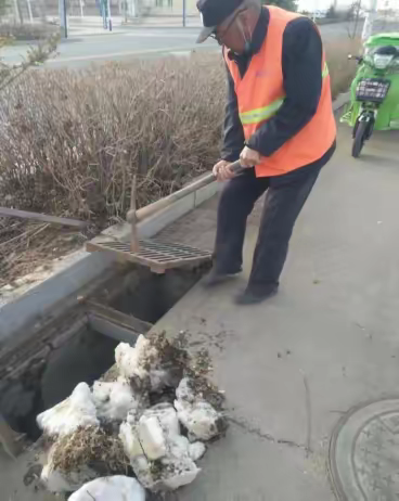 （白云矿区市容环境卫生）开展清理疏通道路雨水篦子行动