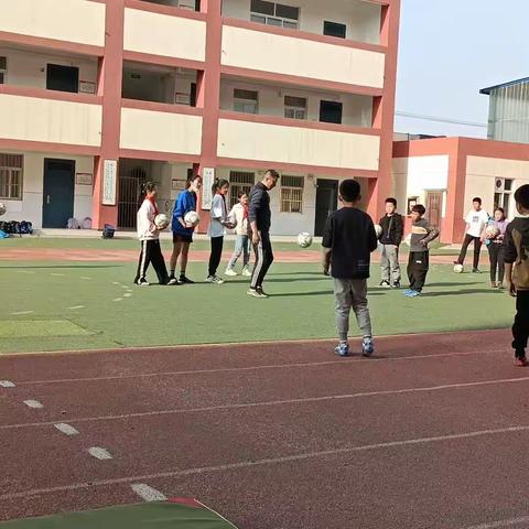 强青春之体，塑运动之魂”——冯村小学足球社团活动