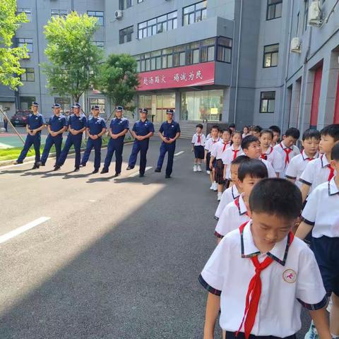 “红领巾”牵手“蓝朋友”   零距离探访消防站——开封市马市街小学一、二年级暑期社会实践活动