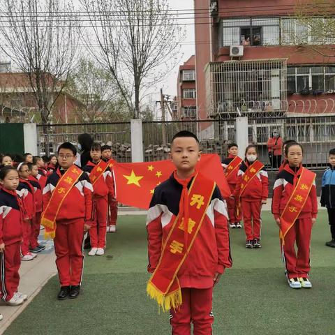 缅怀革命先烈、感受幸福生活——路北区实验小学三（5）中队“清明节”主题升旗仪式