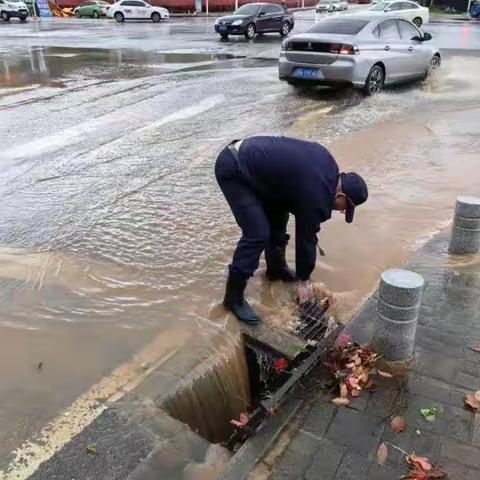 不惧风雨，逆风前行！左岭城管路长雨中坚守岗位，守护城市安全！