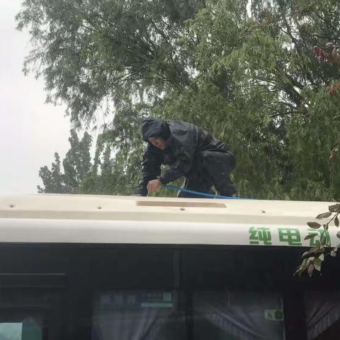 因时制宜，巧借天气--段队长冒雨清洗空调散热器