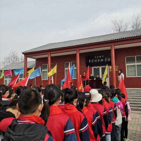 双王城中心小学举行清明节“缅怀先烈，励志前行”烈士陵园祭扫活动