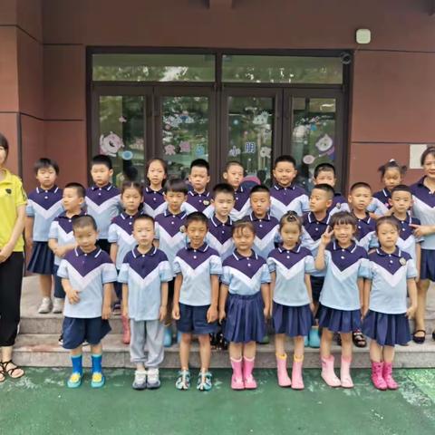 “走进小学，体验成长”八纬路幼儿园组织大班幼儿参观小学活动。