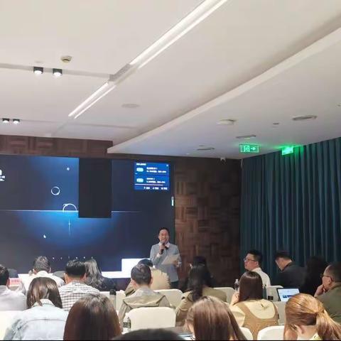 以美育人，以文化人