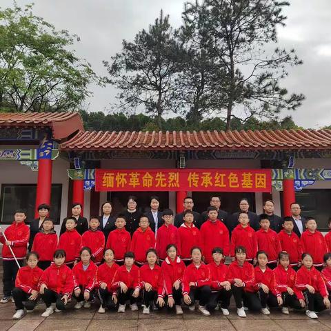 清明祭英烈    丰碑励童心
