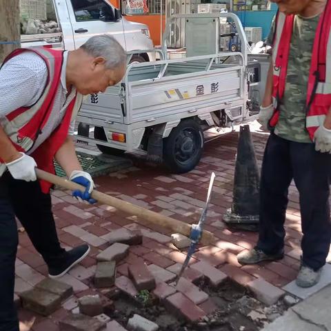 市城管局市政维护中心雨后道路维护，保障通行安全