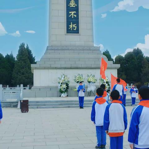 【清明祭先烈，丰碑励童心】——记兰家镇中心小学清明节祭扫烈士陵园活动