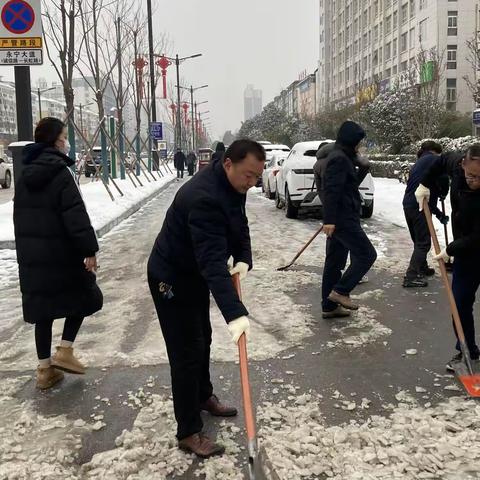 万雪丛中一抹红  交通保畅我先行