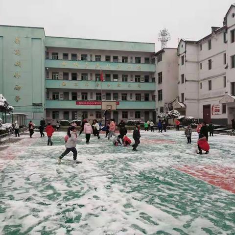 “双减”路上遇初雪  逐雪嬉冰乐校园