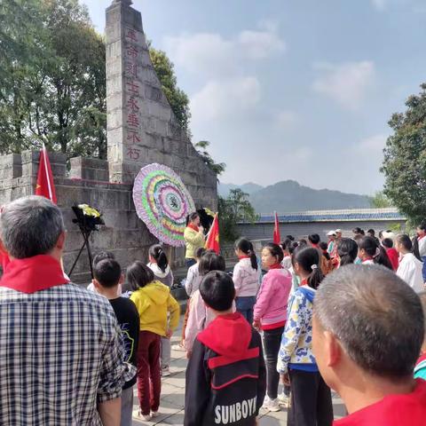 祭扫烈士陵园  缅怀革命先烈