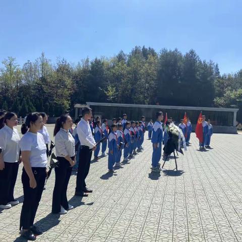 钟山区月照街道中心校                                   “传承红色基因·缅怀革命先烈”主题清明祭扫活动