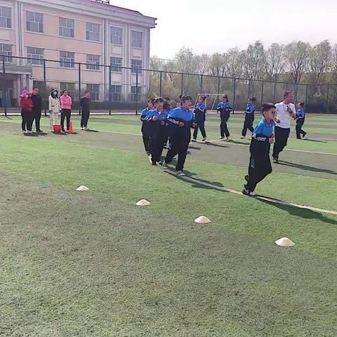 绿茵场上沐春光，体育观摩促成长——滴道学校体育与健康课观摩活动