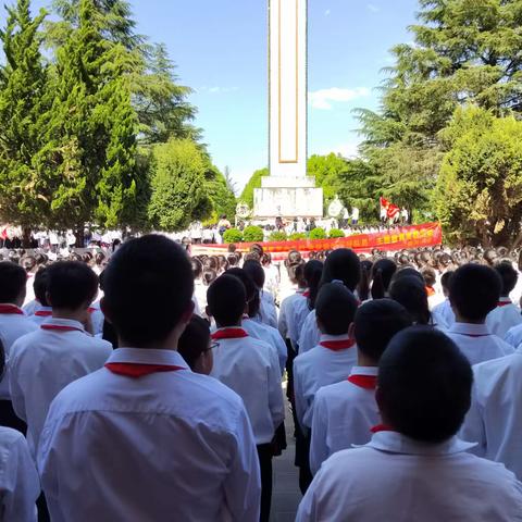 罗平县振兴小学六（1）班浅草中队“缅怀革命先烈争做新时代好队员”主题队会