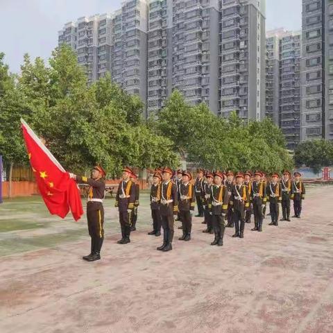 红旗飘飘，传承未来——单县经济开发区实验幼儿园参观小学升旗仪式