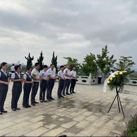 “清明祭英烈，鲜花献忠魂”主题党日活动