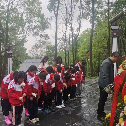 祭扫烈士碑，缅怀革命情——彭高镇华源小学清明节扫墓活动