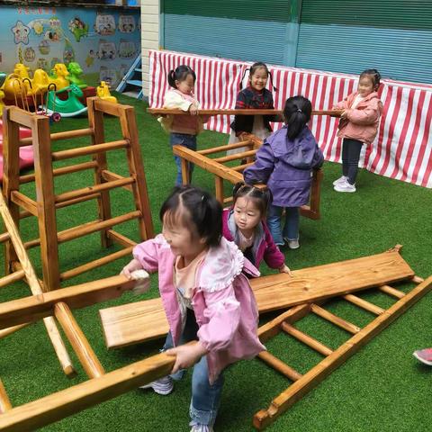 新晨幼儿园中一班自主游戏《玩转木梯》