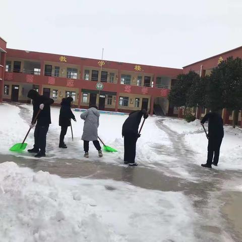 瑞雪纷飞洒校园，教师除雪护安全——浚州七股路中心校教师除雪记