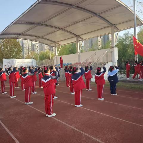 “迎朝阳而起，奏青春华章” ‍———港利小学西区升国旗仪式