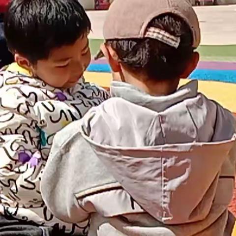 发展幼儿口语表达能力，必须设法为幼创造个轻松愉快的环境，使幼儿心情舒畅、有话想说有话可说，有话敢说。