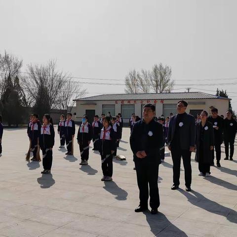 “缅怀革命先烈 传承红色基因”——青峰山镇九年一贯制学校组织开展清明祭扫烈士墓活动