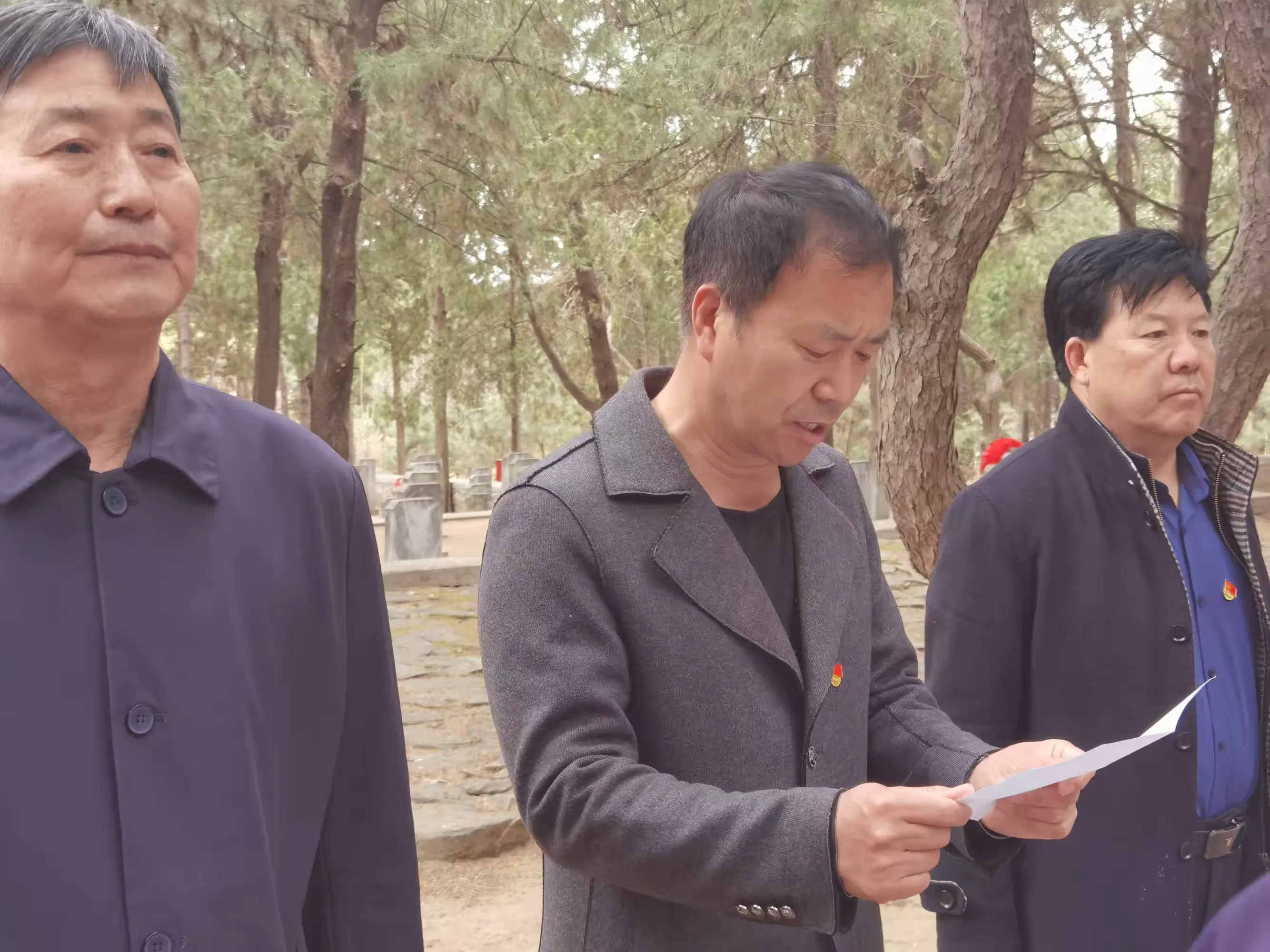 简篇-缅怀革命先烈,弘扬爱国精神——出头岭镇景兴春蕾初级中学清明节祭扫先烈活动