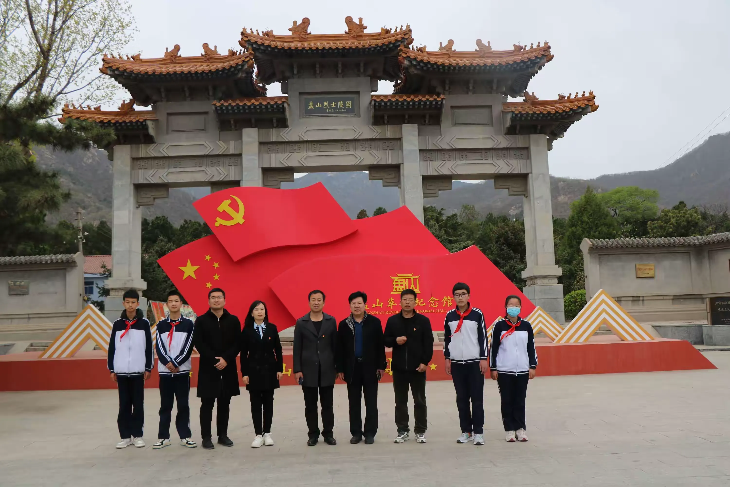 简篇-缅怀革命先烈,弘扬爱国精神——出头岭镇景兴春蕾初级中学清明节祭扫先烈活动