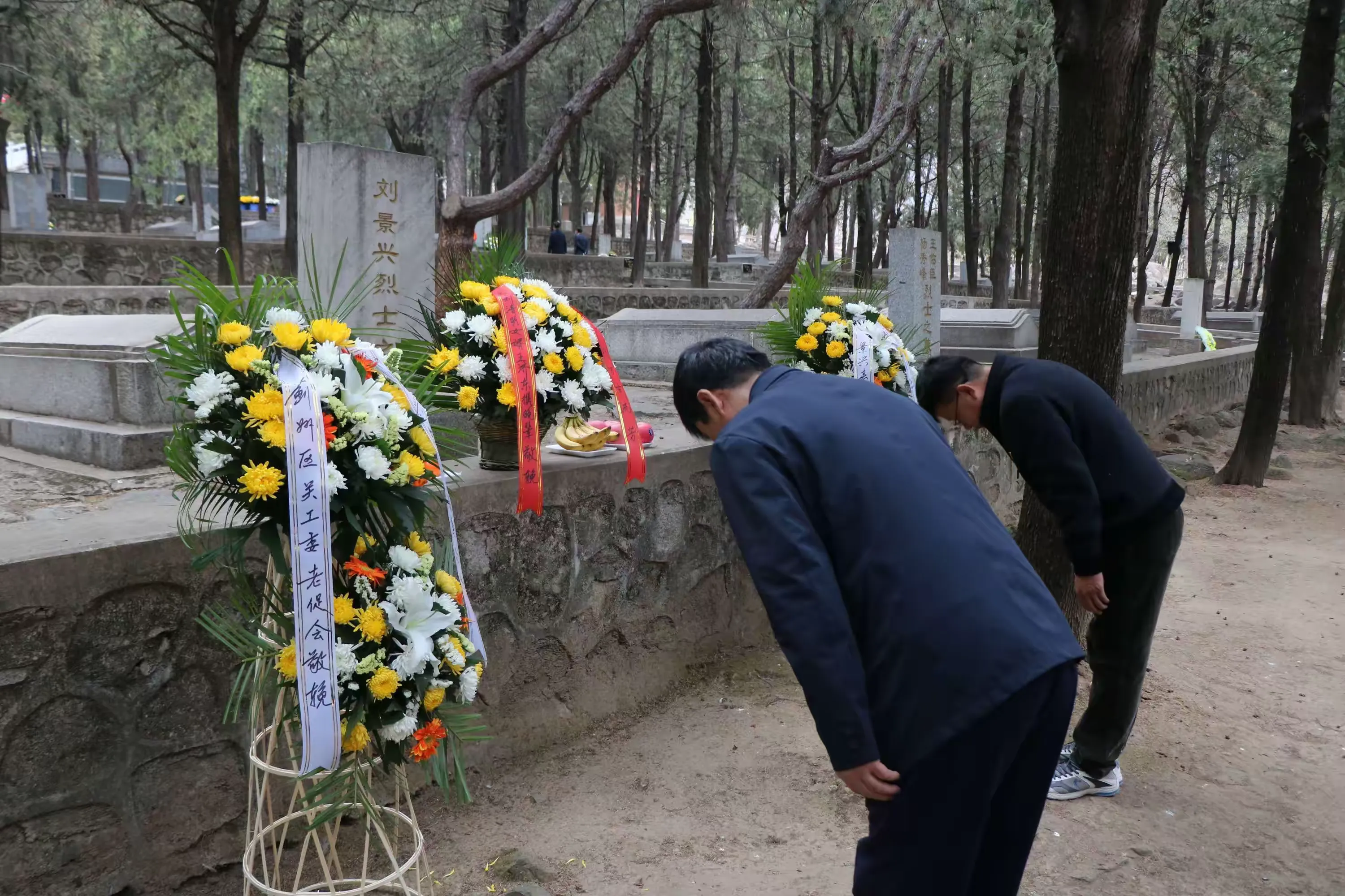 简篇-缅怀革命先烈,弘扬爱国精神——出头岭镇景兴春蕾初级中学清明节祭扫先烈活动