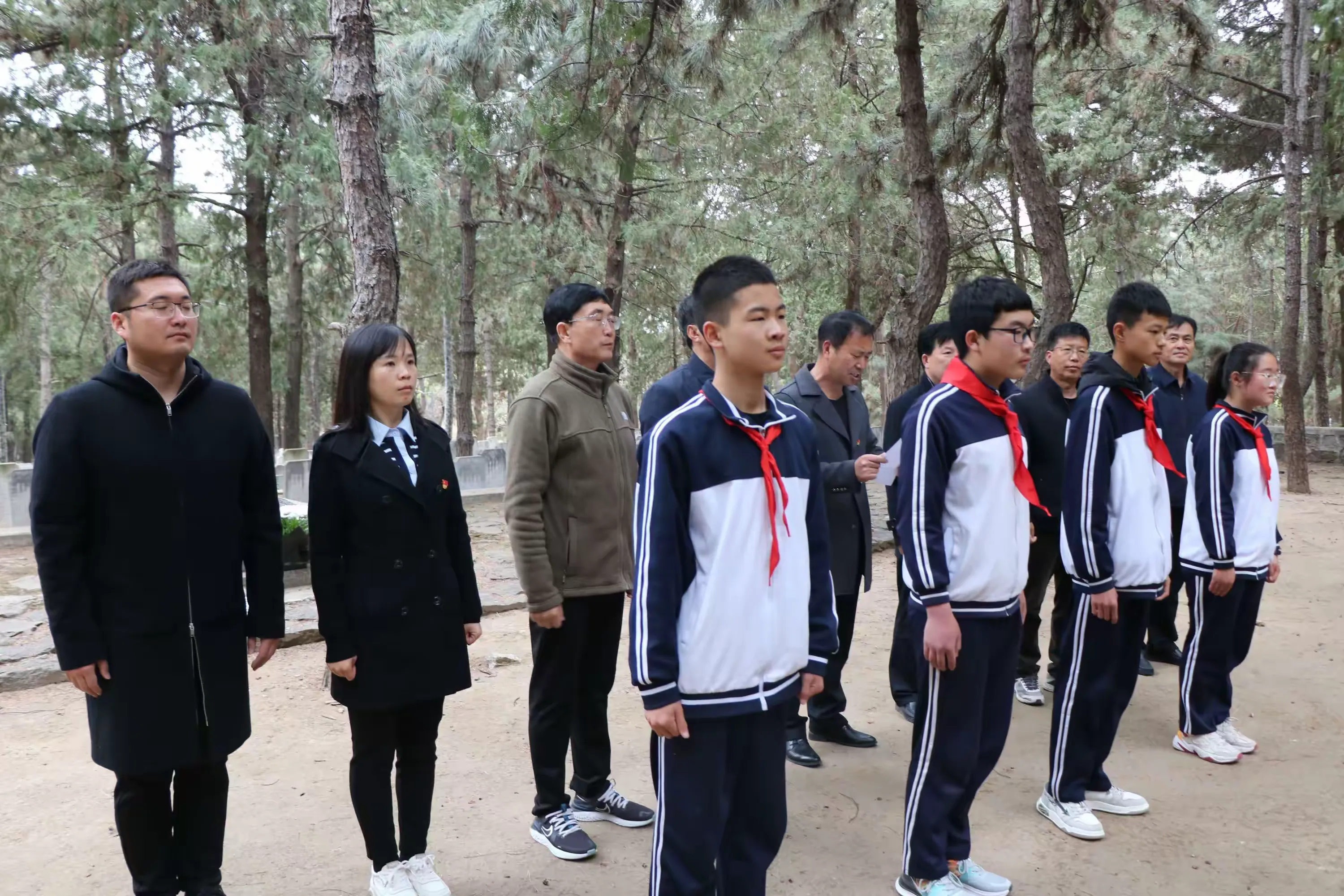 简篇-缅怀革命先烈,弘扬爱国精神——出头岭镇景兴春蕾初级中学清明节祭扫先烈活动