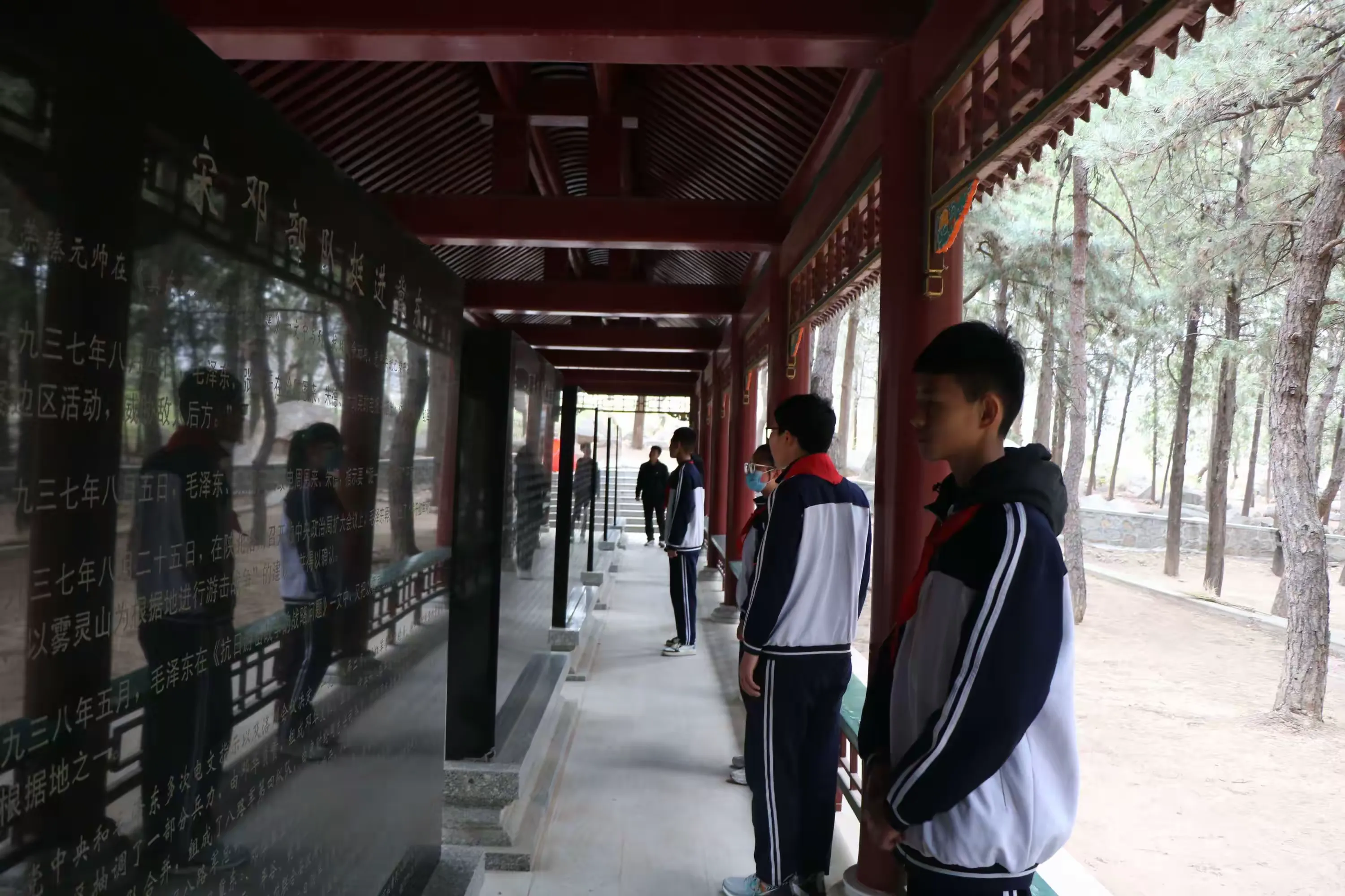 简篇-缅怀革命先烈,弘扬爱国精神——出头岭镇景兴春蕾初级中学清明节祭扫先烈活动