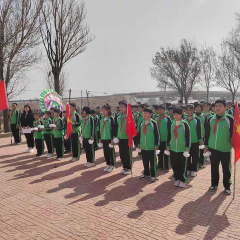 缅怀先烈  铭记历史——英城子乡中心小学清明节祭扫烈士陵园活动