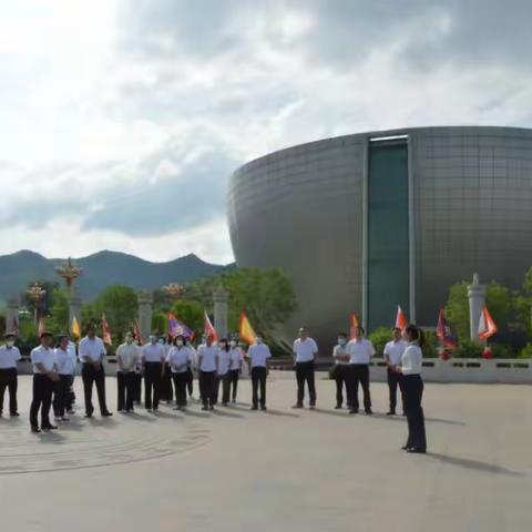学习企业党建践行二十大精神         —回民中学党员到山庄集团参观学习