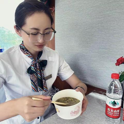 夏日送清凉，关怀沁人心