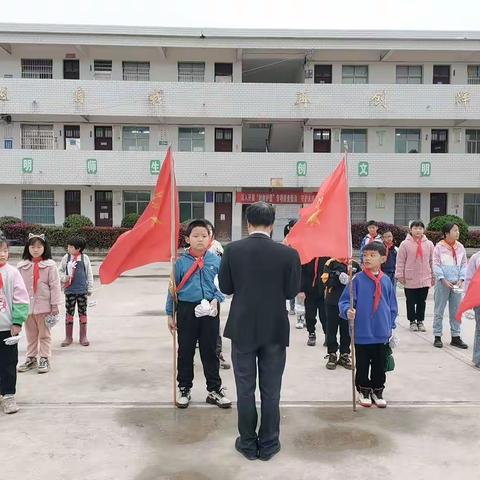 廉桥镇新坪小学开展清明祭扫烈士墓活动