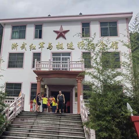 倾听历史回响，追寻红色印记——记桐琴小学三（3）班小海豚中队社区少先队活动
